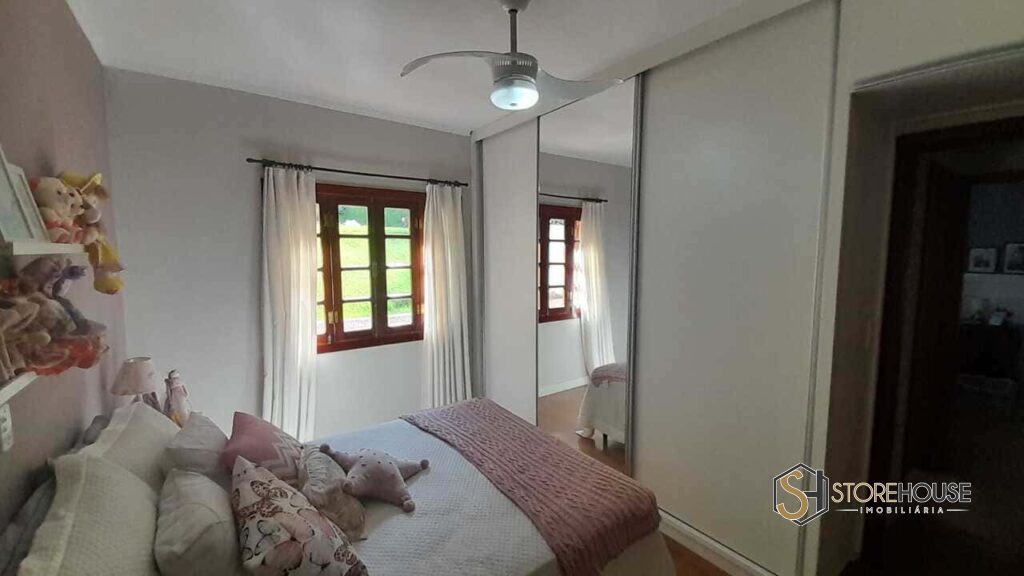 Descubra o charme de Serra Negra com esta casa.