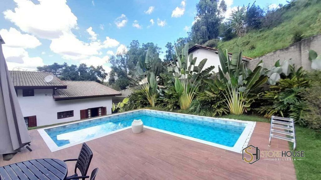Descubra o charme de Serra Negra com esta casa.